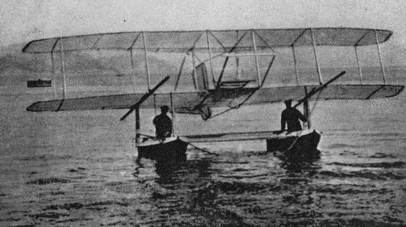 La Spezia, 1907. L'idrovolante di Calderara era trainato dal cacciatorpediniere Libeccio (Getty Images)