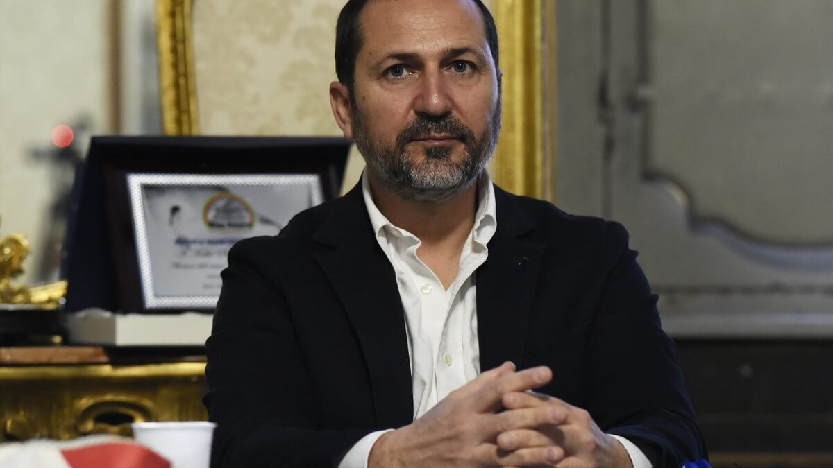 Federico Rocca: «Zevi prende ordini dagli abusivi. Se ne vada»
