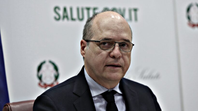 Il capo di Aifa: «Zitti sui danni altrimenti si uccide il vaccino»