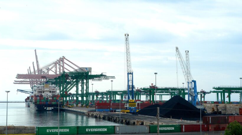 La Cina stringe la presa sul porto di Taranto