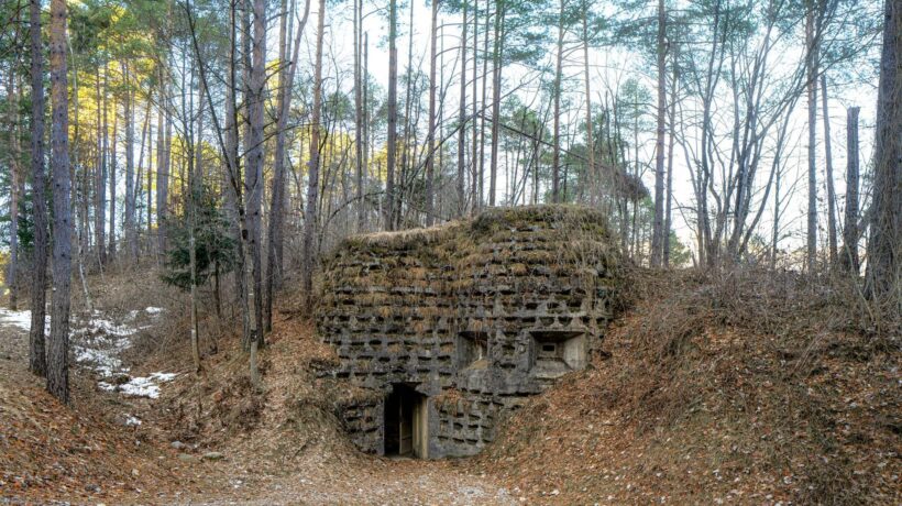 Ingresso del bunker di Invillino a Villa Santina, già parte del Vallo alpino del Littorio (foto Lorenzo Zoppolato)