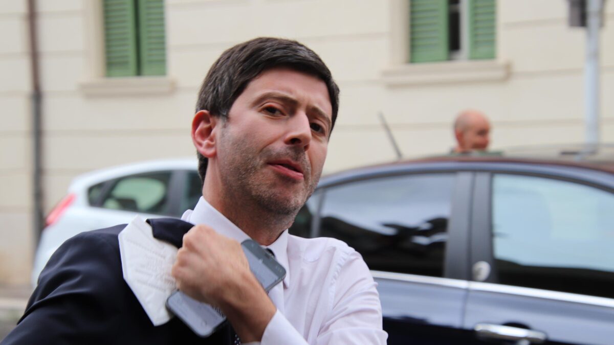 Il capo di gabinetto di Speranza: «Il Covid allunga la vita a Conte»