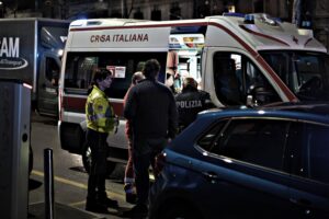Africani accoltellano i passanti per rapina