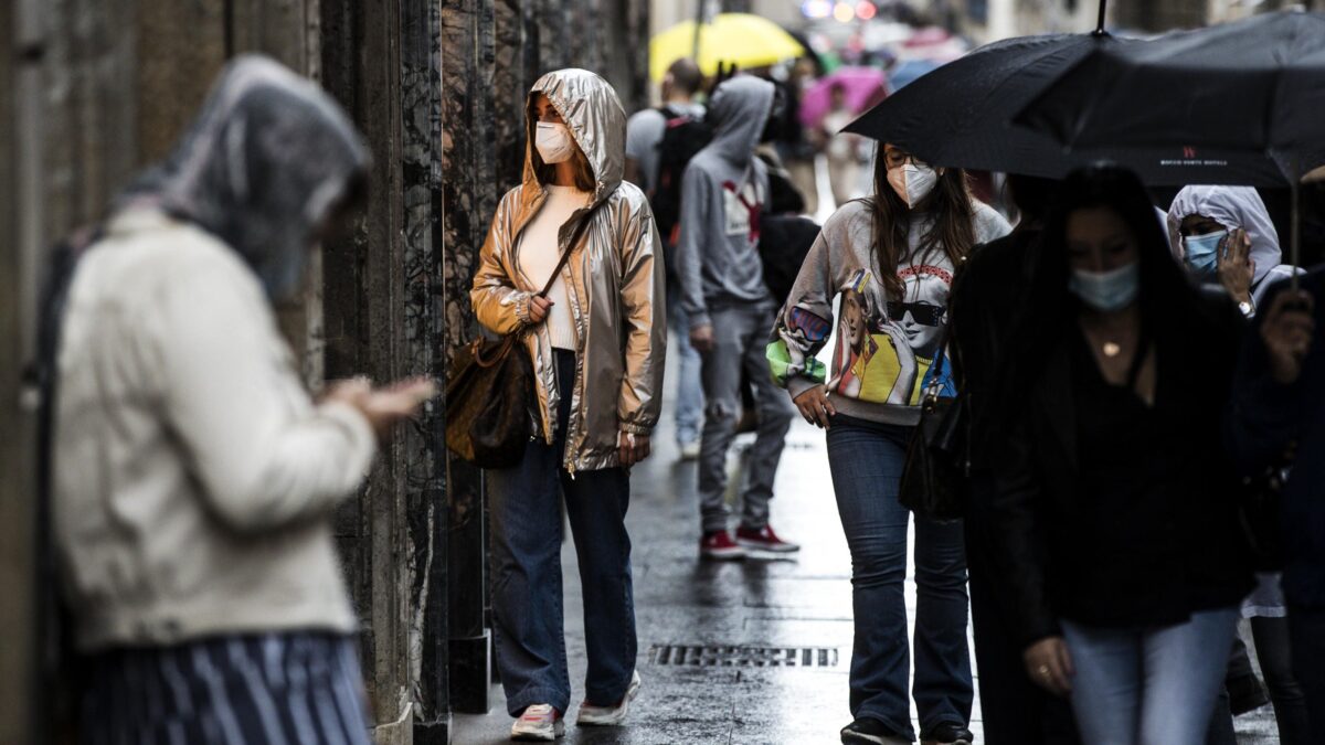 «La mascherina non ferma il virus». E dopo 4 giorni la imposero a tutti