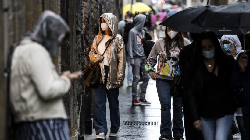 «La mascherina non ferma il virus». E dopo 4 giorni la imposero a tutti