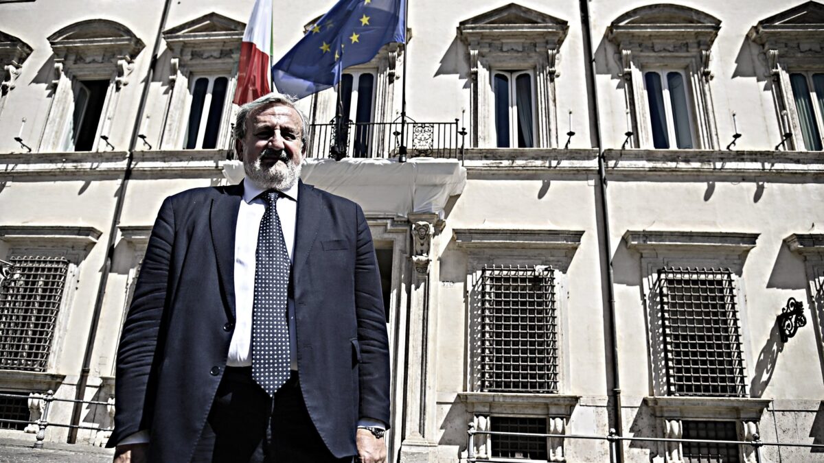 Migranti, ombre sui bandi di Emiliano