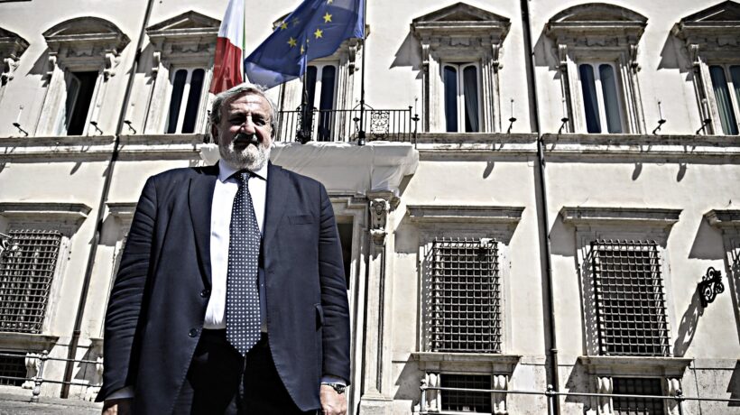 Migranti, ombre sui bandi di Emiliano