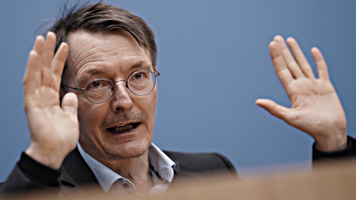Mea culpa tedesco su vaccini e diktat. «Prese misure insensate e illegali»