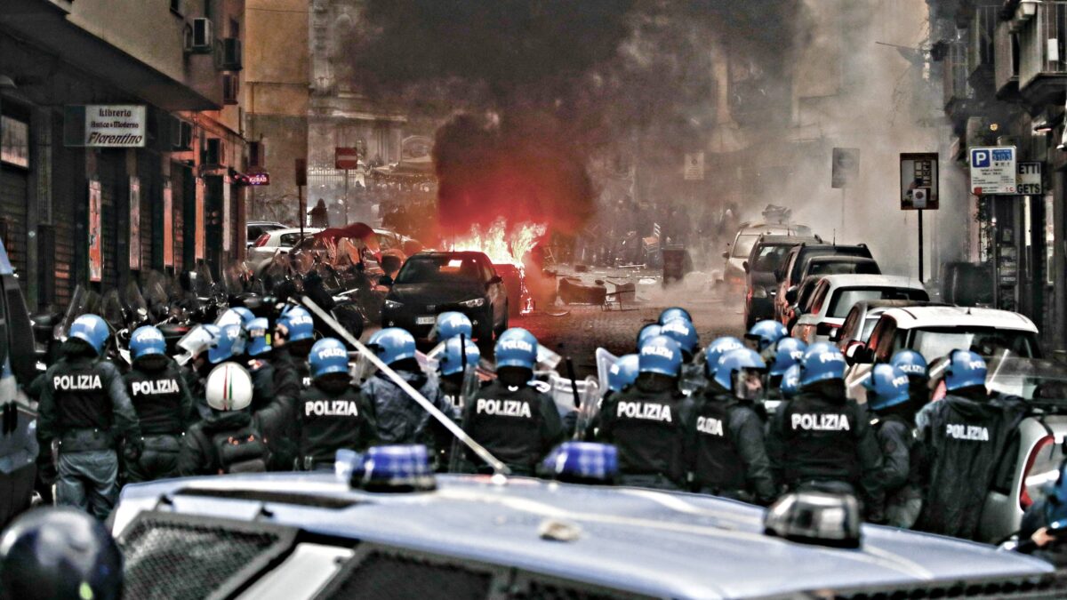 La trasferta vietata non ha funzionato. Ultrà del Francoforte devastano Napoli
