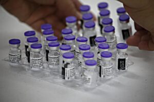 Pfizer batte cassa per le dosi inutili. Sofia & C. protestano, Roma dorme