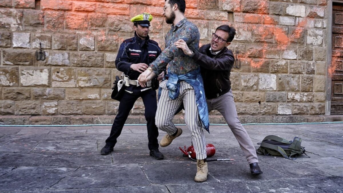 Nardella si fa lo spot da sceriffo: placca il writer e ripulisce il muro