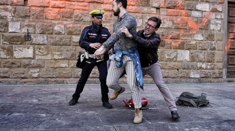 Nardella si fa lo spot da sceriffo: placca il writer e ripulisce il muro