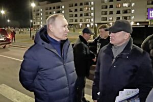 Putin appare sul fronte a Mariupol. Oggi accoglierà Xi Jinping a Mosca