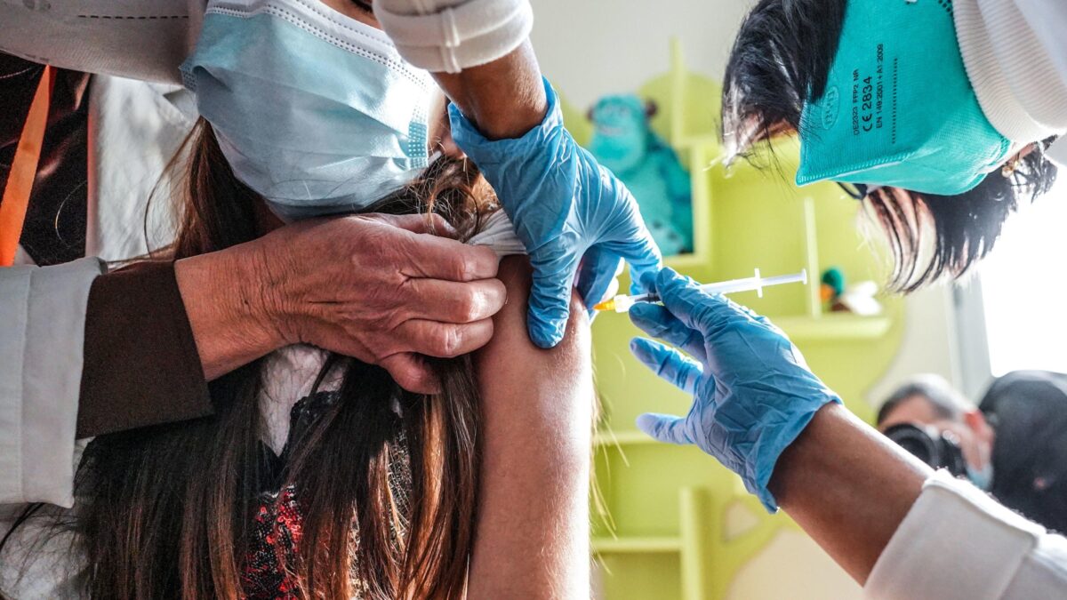 «I bambini si ammalano di meno». Ma li rincorrevano con la siringa
