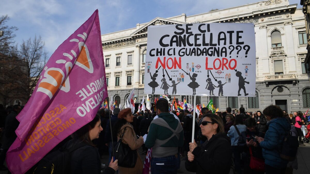 Sulle famiglie gay numeri a casaccio e discriminazioni di bimbi inventate