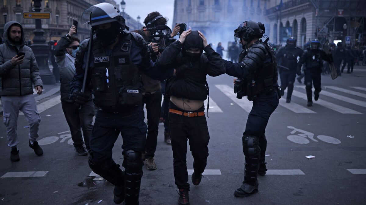 Macron si umilia e chiede a re Carlo di evitare Parigi