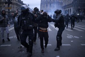 Macron si umilia e chiede a re Carlo di evitare Parigi