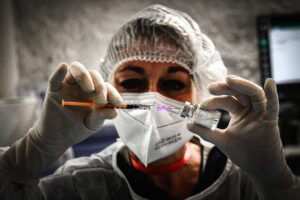 Ora l’Aifa lo certifica. Le reazioni gravi crescono con le dosi
