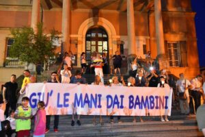 Regali nascosti ai piccoli di Bibbiano