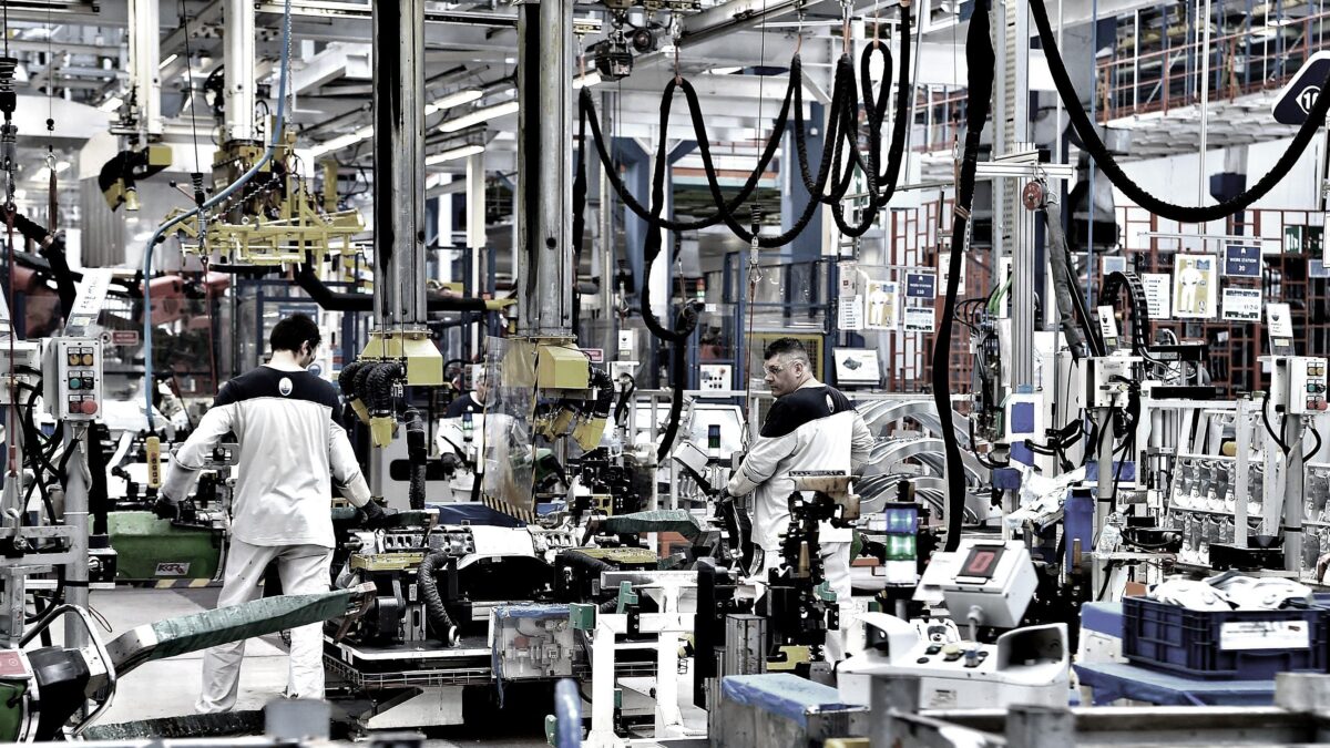 Stellantis tira la cinghia agli italiani e porta operai slovacchi a Mirafiori
