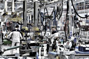 Stellantis tira la cinghia agli italiani e porta operai slovacchi a Mirafiori