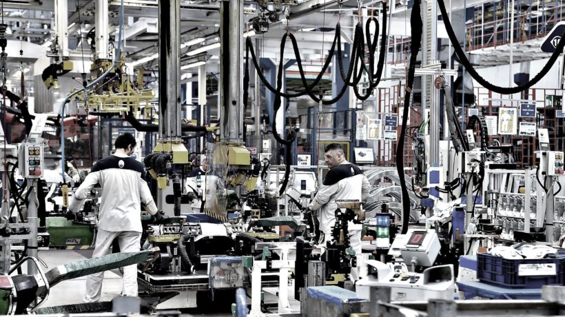 Stellantis tira la cinghia agli italiani e porta operai slovacchi a Mirafiori