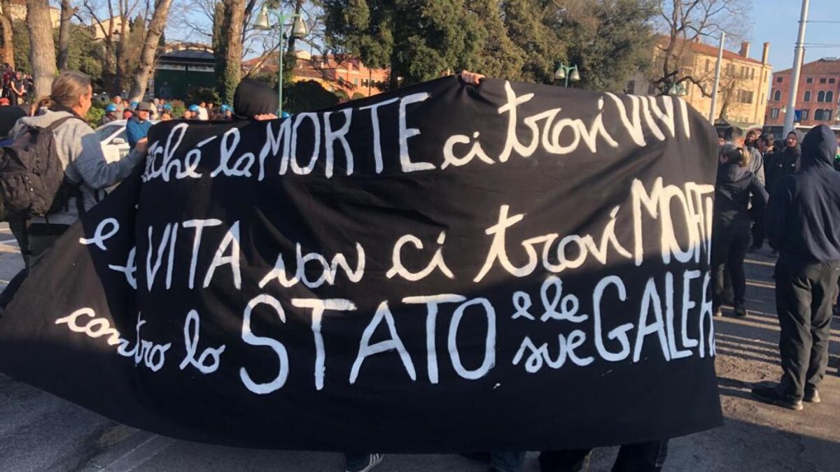 Minacce ai magistrati, 4 indagati. Scontri con gli anarchici a Venezia