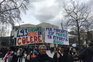 Caos Francia, arrivano i black bloc. È guerra con la polizia: 200 feriti
