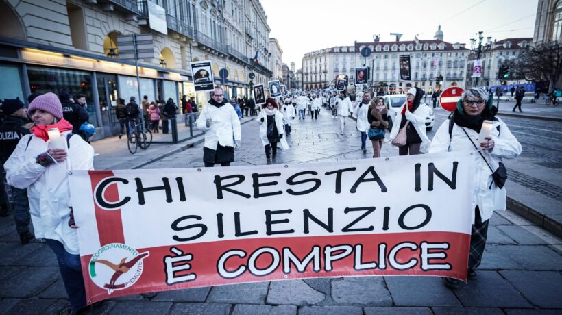 Le vittime dei vaccini: «Mandati
al macello, denunciamo l’Aifa»