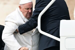 Problemi respiratori: ricoverato Bergoglio