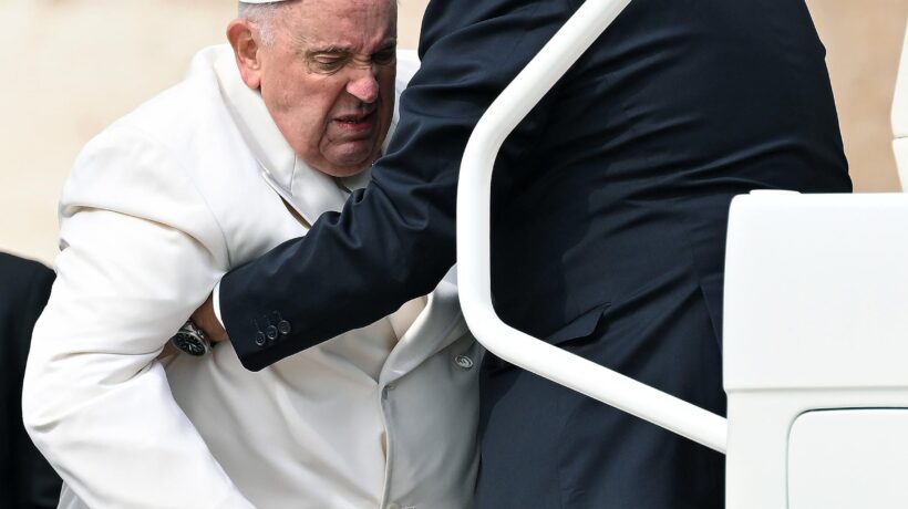 Problemi respiratori: ricoverato Bergoglio