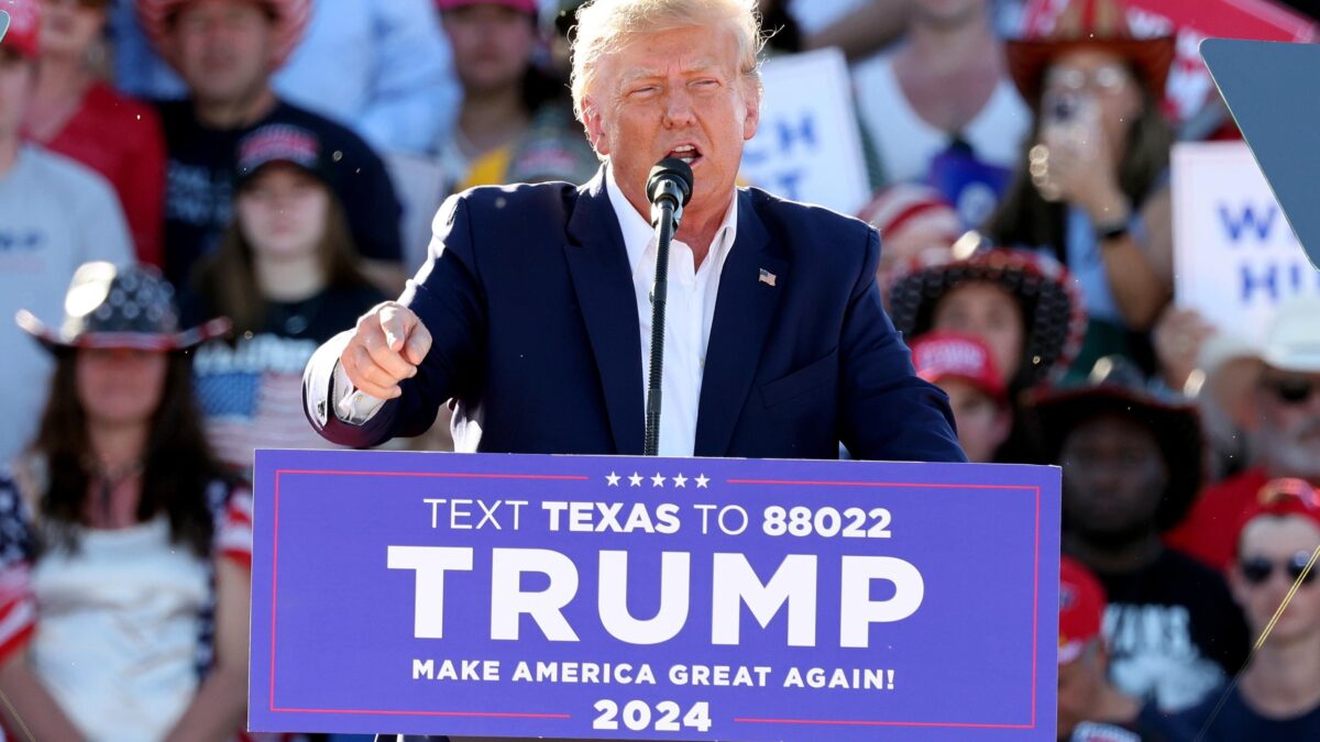 Trump incriminato per aver pagato una pornostar. «Darò battaglia»