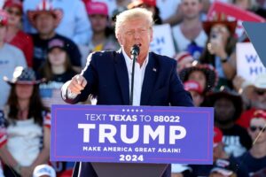 Trump incriminato per aver pagato una pornostar. «Darò battaglia»