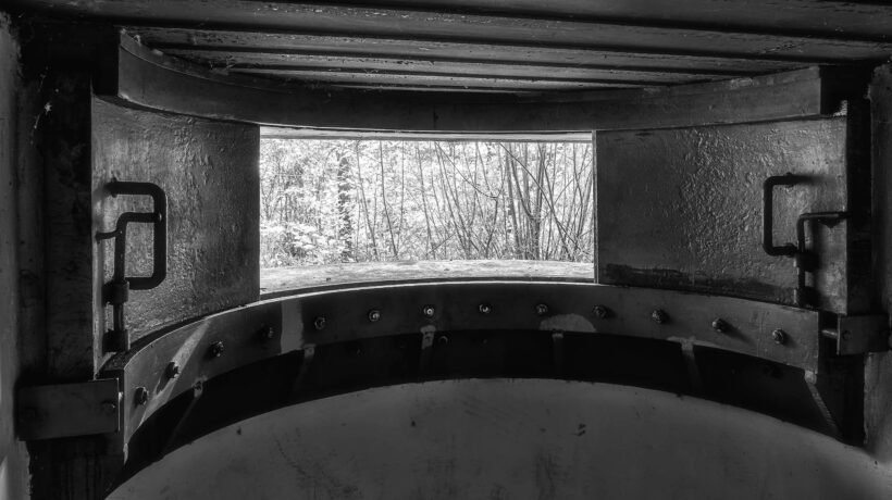 Feritoia blindata del bunker Nato di San Michele a Savogna d'Isonzo, Gorizia (foto Lorenzo Zoppolato)