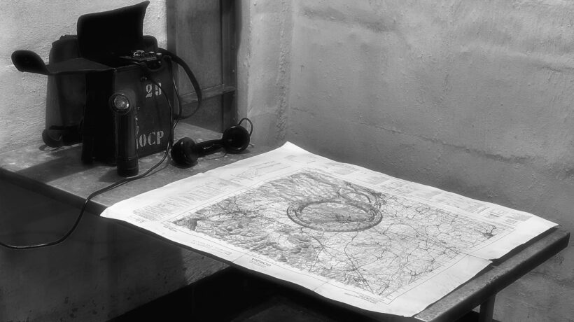 Postazione telefonica e mappa originali del bunker di San Michele (foto Lorenzo Zoppolato)
