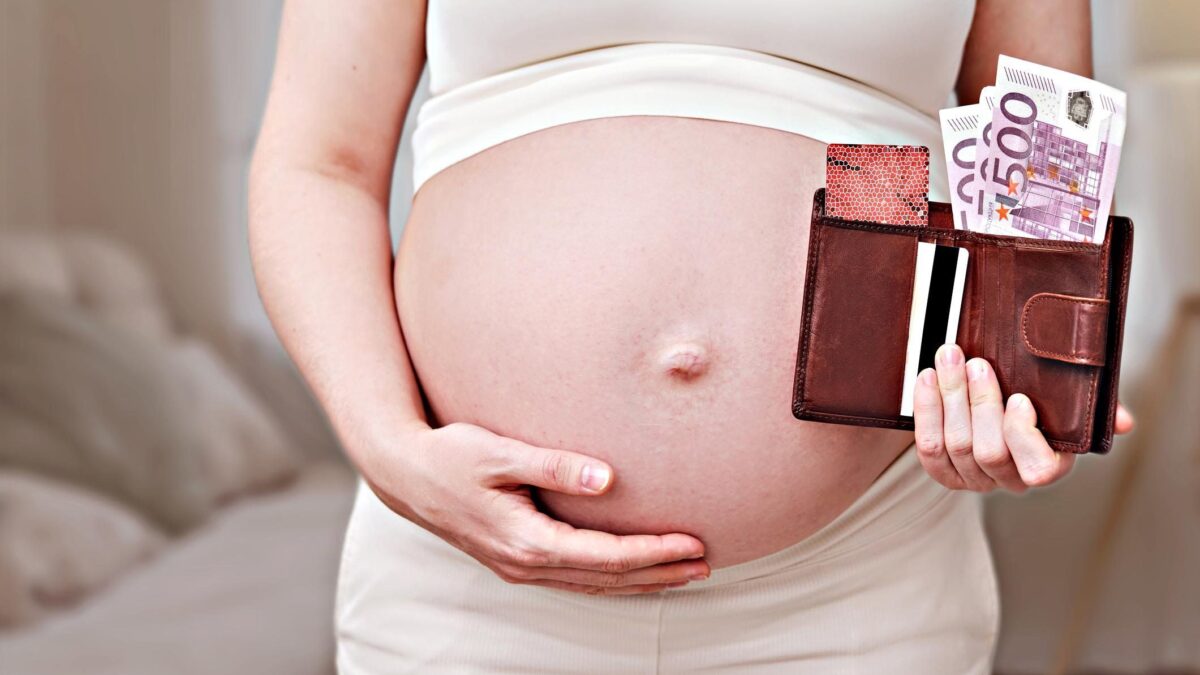 La maggioranza stoppa il tentativo Ue di legittimare l’utero in affitto