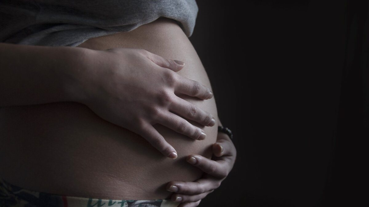 Ricoprono di denaro le gestanti e lo spacciano per «atto d’amore»