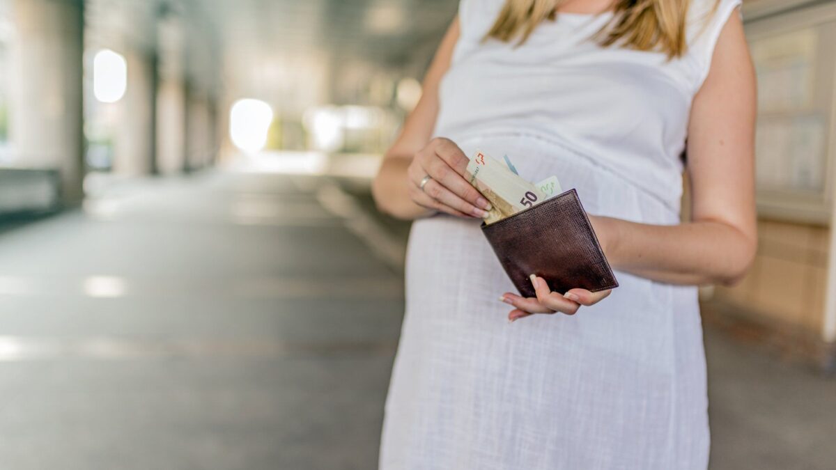 L’Ue voleva rifilarci l’utero in affitto. Il Senato dice «no» e la sinistra frigna