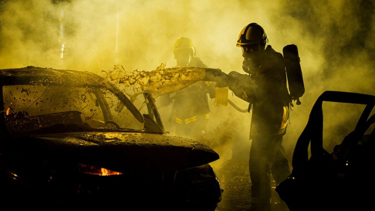 Spegnere un incendio sulle auto «verdi» richiede anche 4 ore e il quadruplo d’acqua