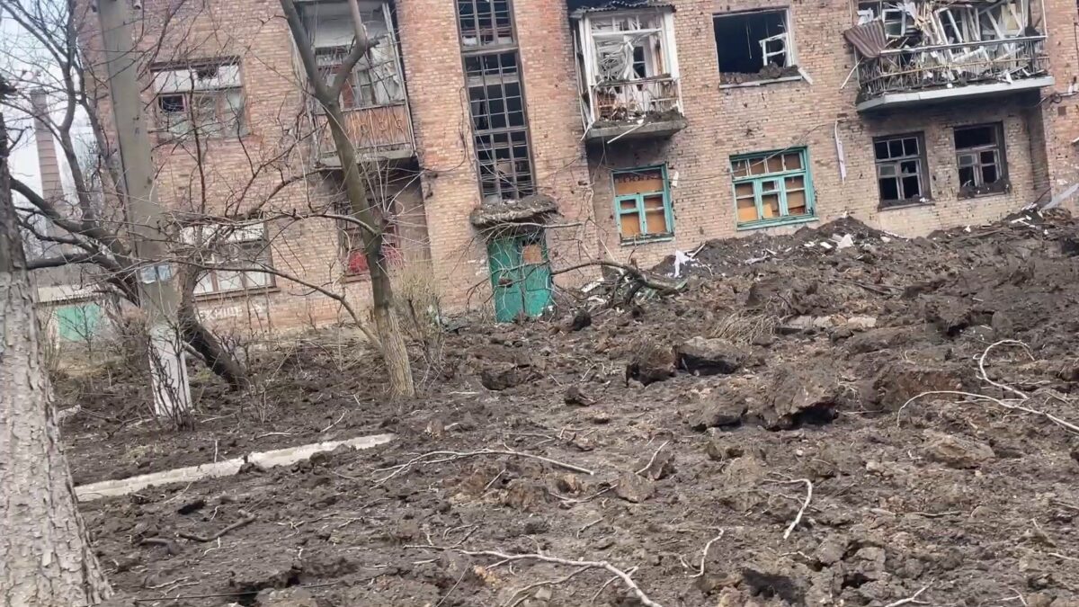 Ucraina, reportage durante l’evacuazione dal bunker di Chasiv Jar