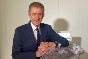 Ezio Greggio insultato perché cerca di far stare una mamma con suo figlio