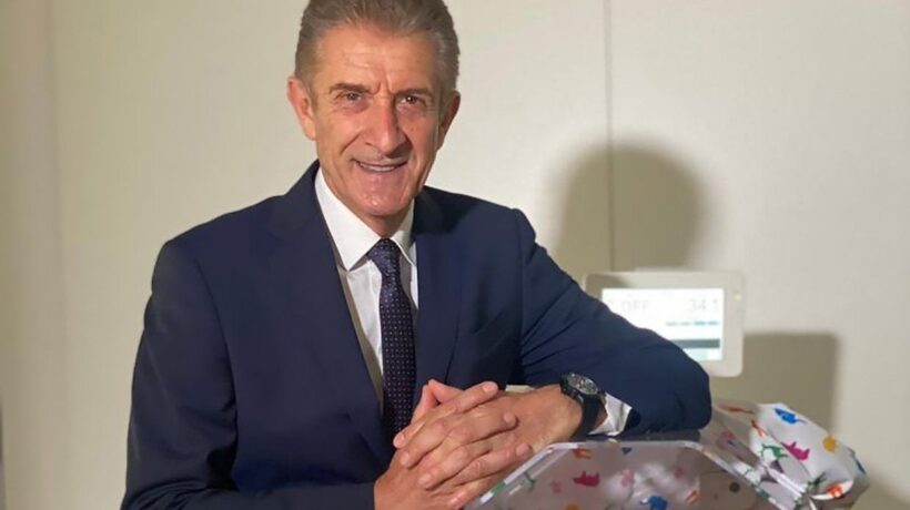Ezio Greggio insultato perché cerca di far stare una mamma con suo figlio