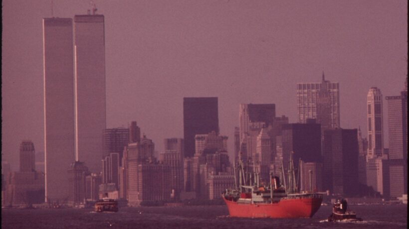 Le torri viste dal fiume Hudson poco dopo l'inaugurazione (National Archives)