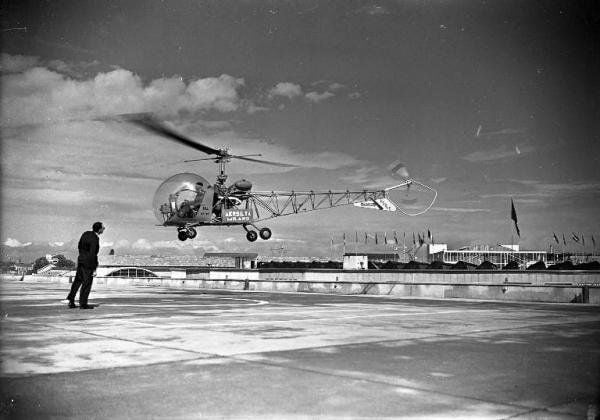 Un Bell-47 vola sul tetto della Fiera di Milano del 1951 (Archivio Storico Fiera Milano)