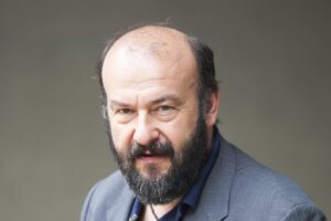 «La poesia sta bene, è come lama di spada»
