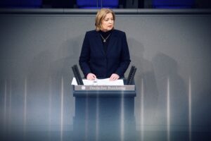 Mentre qui vogliono insabbiare gli sbagli, mezza Europa indaga su diktat e vaccini