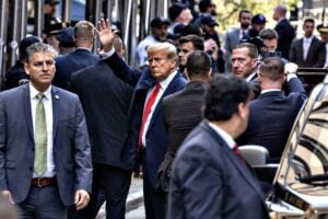 Trump si consegna: «Sconfitta la giustizia»