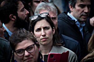 Lollobrigida lancia l’allarme denatalità. La Schlein spara: «È un suprematista»