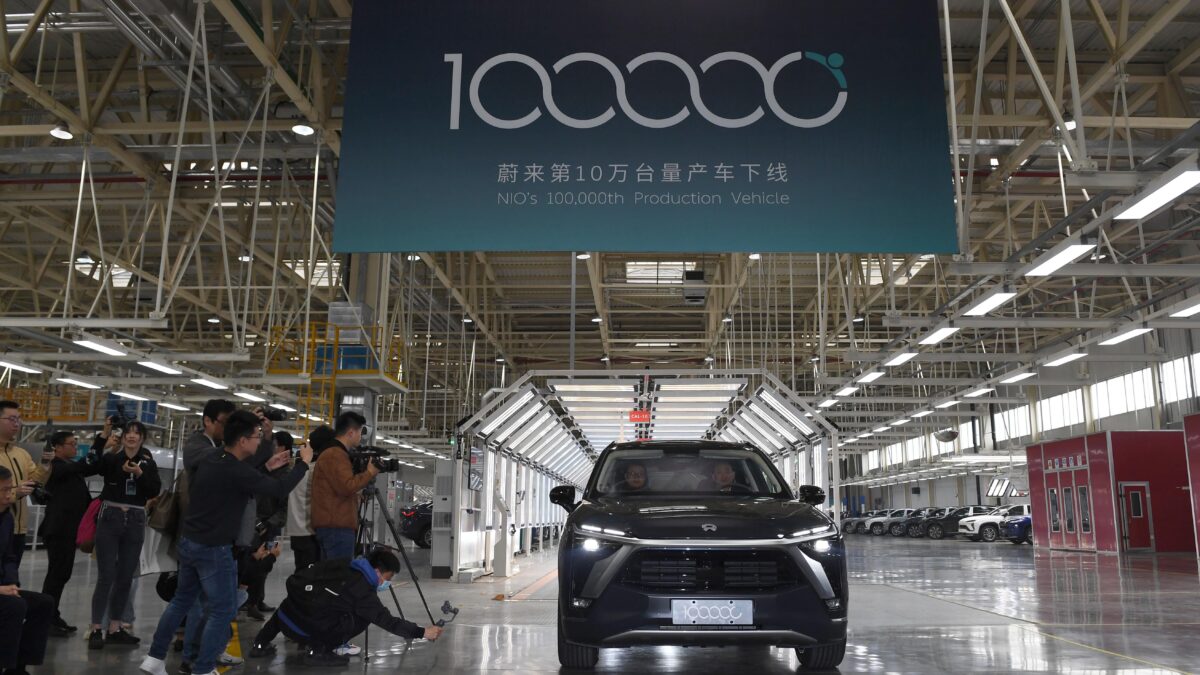 Le auto elettriche Usa tagliano i listini. I cinesi le imbarcano. L’Ue resta a guardare