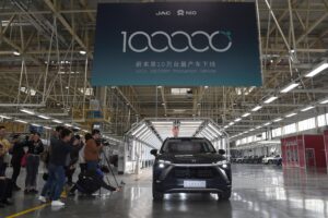 Le auto elettriche Usa tagliano i listini. I cinesi le imbarcano. L’Ue resta a guardare
